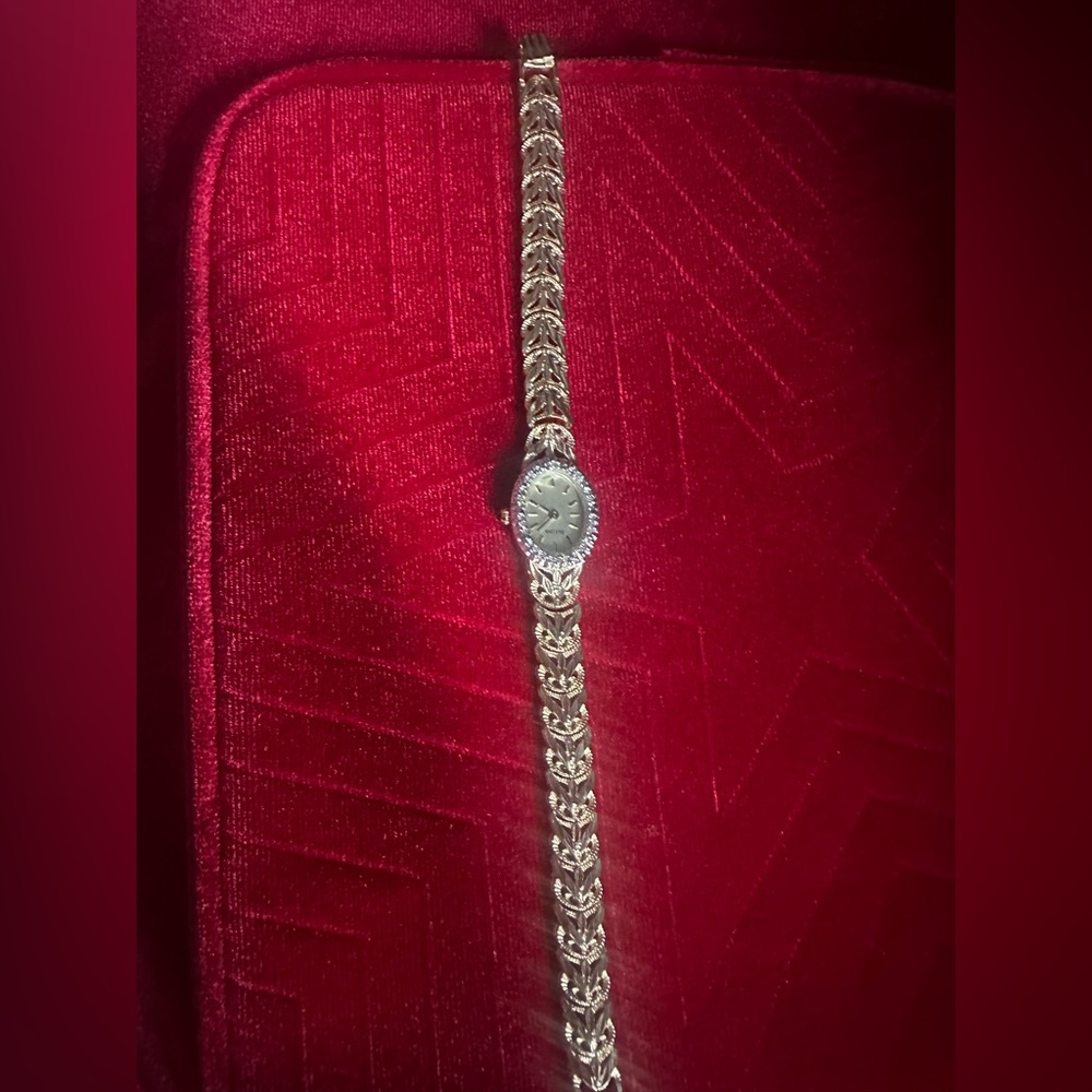 14 k solid gold watch , in very good condition newer been used or fixed.